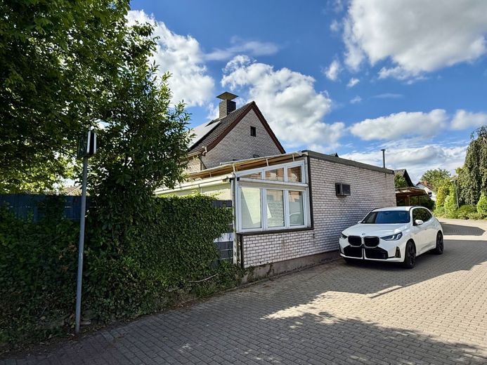 Fröndenberg-Ardey: Attraktives und solides Wohnhaus in Privatstraße mit drei vermieteten Einheiten! – Ansicht Wohngebäude