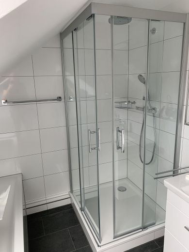 Ampio appartamento maisonette di 4 locali con terrazza sul tetto, camino e vista sull’Albtrauf – Bad
