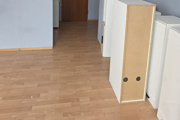 Світла доглянута квартира в багатоквартирному будинку, просторе планування,