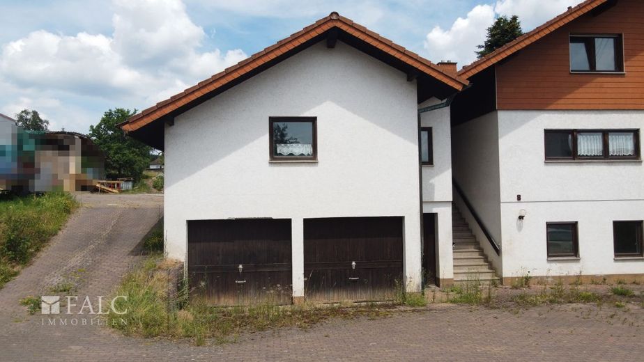 Sanierungsbedürftiges Mehrfamilienhaus in Laudenberg – Doppelgarage mit Kellerzugang