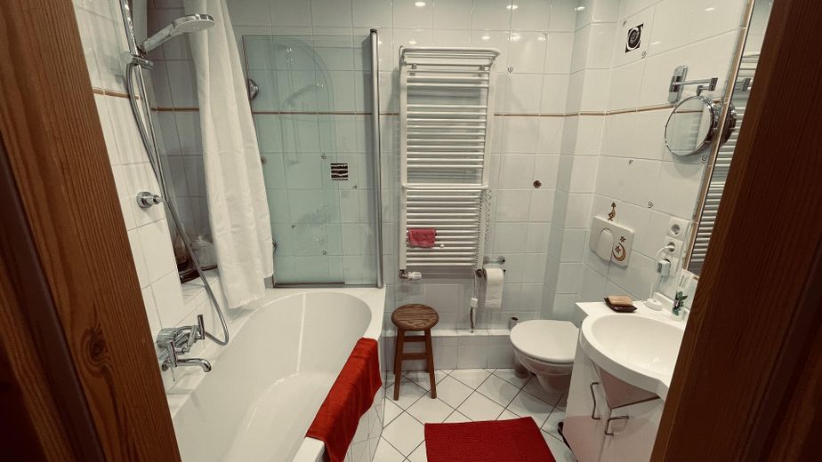 Helle Maisonettewohnung in Frankfurt am Main – Bornheim – das Bad