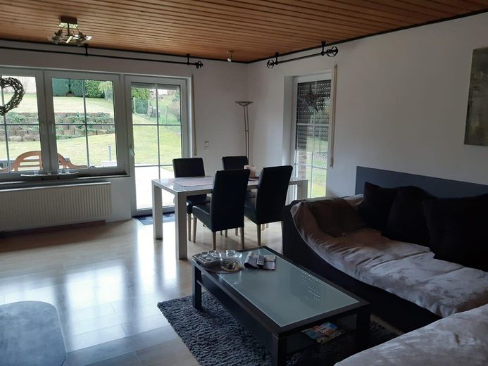 Gepflegtes Zweifamilienhaus mit freier Dachgeschosswohnung, großem Südgarten und Garage – Foto 7