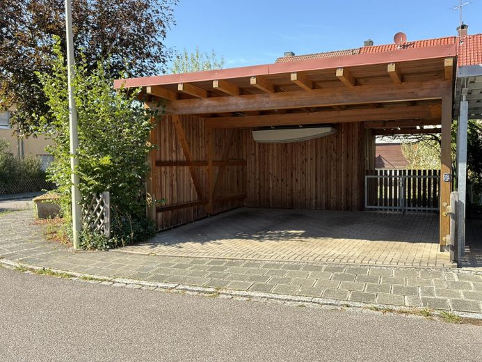 Zuhause fühlen in Reihenmittelhaus in ruhiger, familiärer Lage – Carport von der Straße gesehen