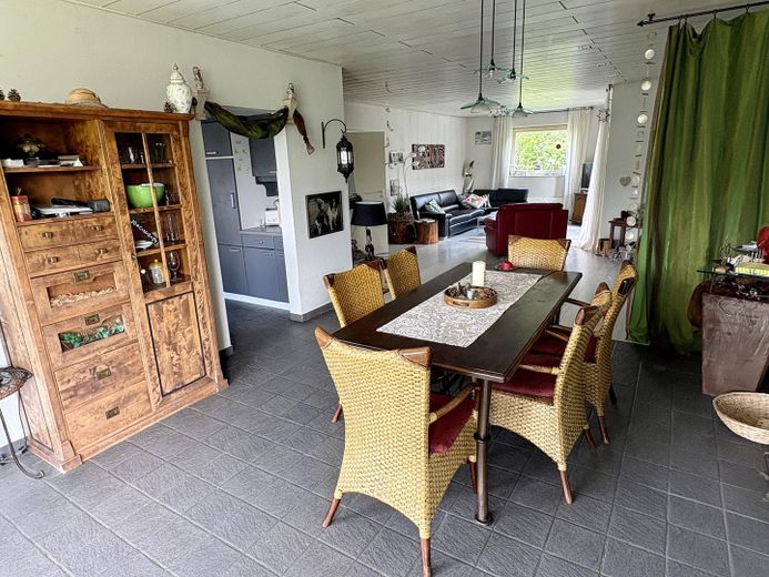 Casa unifamiliare indipendente con garage, terrazza, balcone e ampio giardino – Foto 2