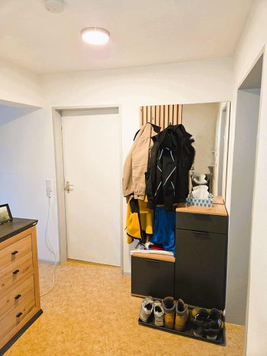 Super Lage: Attraktive 2 Zi, Kü, Bad, Keller, Trockenraum, Stellplatz, Garten zur Mitbenutzung – Flurbereich