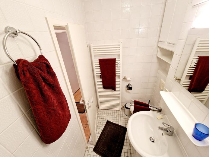 Nähe Waldfriedhof: Möblierte 2-Zimmer Wohnung im EG, kleine Anlage m. Terrasse – Badezimmer