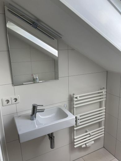 Zwei Zimmer Dachgeschosswohnung in Remseck Ortsteil Aldingen – Badezimmer