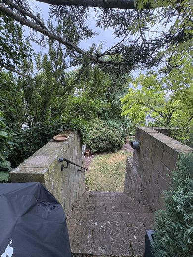 شقة من 3 غرف في الطابق الأرضي مع حديقة دون عمولة – Treppe in den Garten