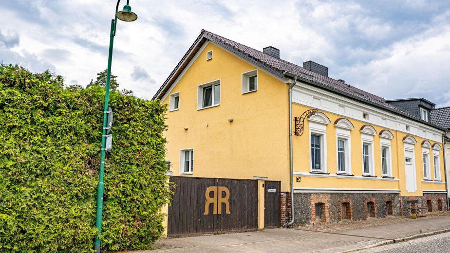 schöne kernsanierte Gründerhausvilla mit 3 WE sofort nutzbar inkl. Pferdestall und Ferienwohnung – Straßenansicht mit Giebel