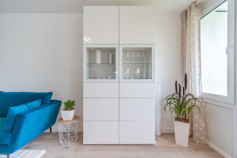 Moderno appartamento ammobiliato di 3 locali con balcone esposto a ovest - spese accessorie incluse – Wohn-Eßzimmer