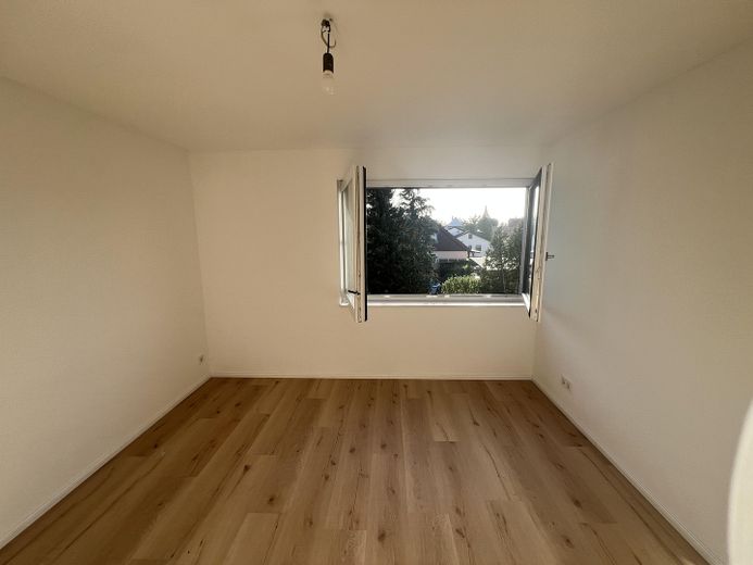 Moderne 4 Zimmer DG Wohnung mit Garten in ruhigem gehobenen Wohngebiet – SZ1