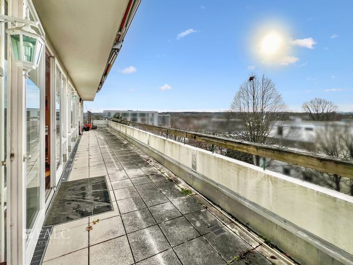 Exklusive Penthouse-Wohnung mit großzügiger Dachterrasse und Bergpanorama – Balkon