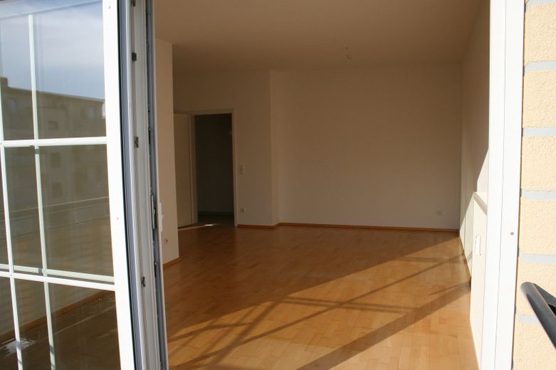 Piękne, jasne, centralnie położone mieszkanie 2-pokojowe z balkonem – Blick ins Wohnzimmer