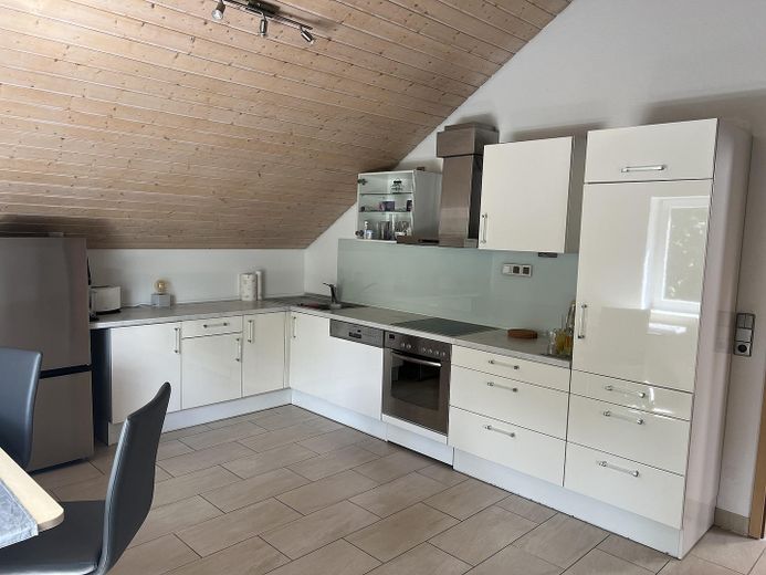 Spacious Modern Semi-Detached House with Potential – OG Wohnküche 