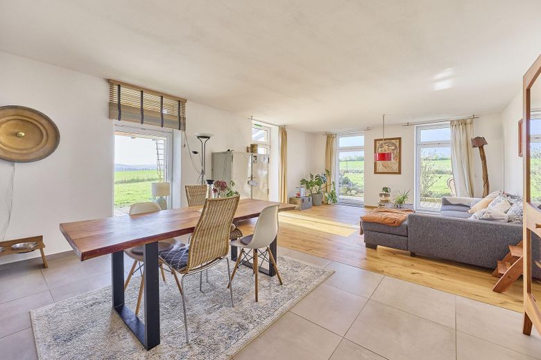 exklusiver Traum im Grünen. 4 Seit-Hof mit Seminarhaus – Wohnraum Südwest WHG EG