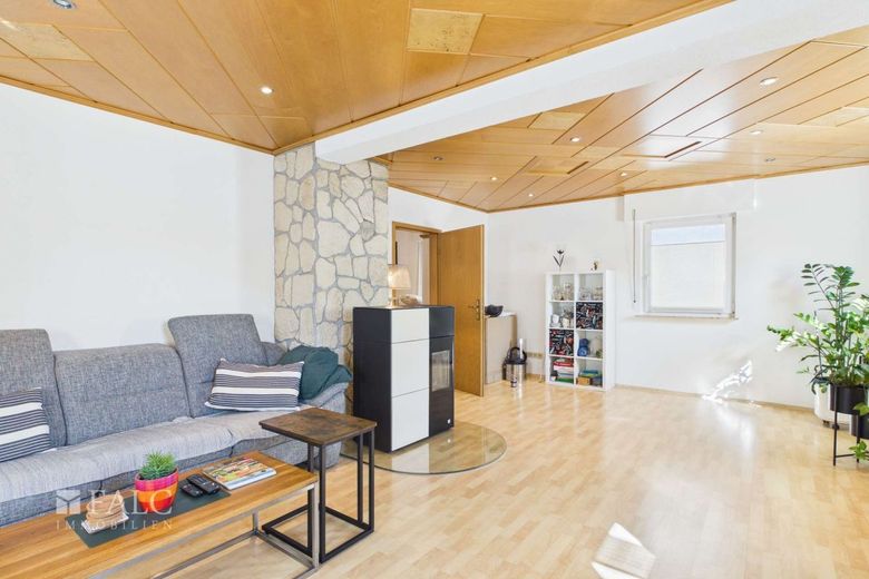 Umfassend modernisiertes und in weiten Teilen saniertes und zentrales Wohnhaus mit Einliegerwohnung – Wohnung-EG
