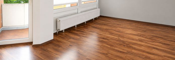 Wohnzimmer mit Tür zum Balkon