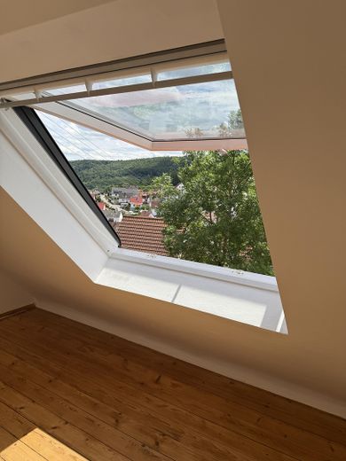Kleines Häusle mit Charme und Weitblick – ruhig gelegen in Bopfingen-Schloßberg. – WZ-fenster mit Solarrolladen