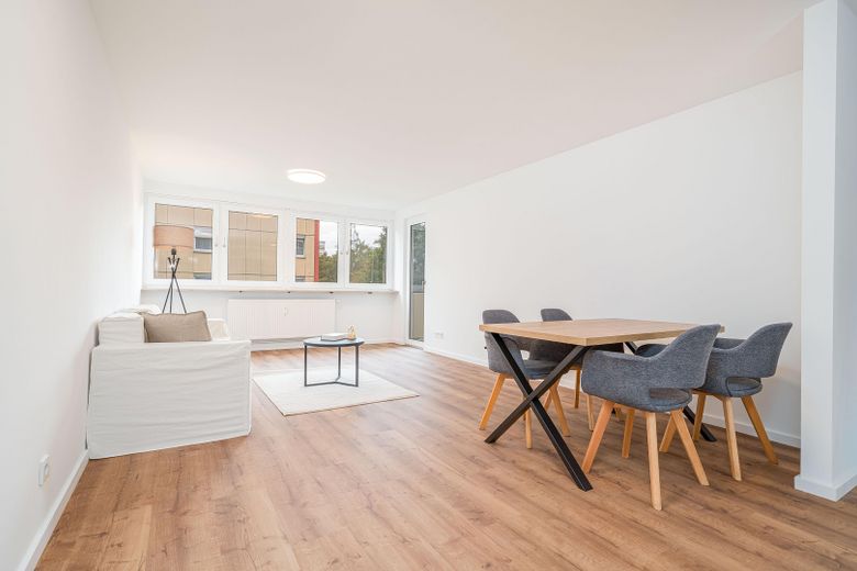 Appartement fraîchement rénové avec loggia à Nürnberg-Röthenbach – Fluransicht Wohnbereich