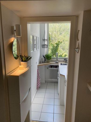 Exklusive, vollständig renovierte 1-Zimmer-Wohnung mit Einbauküche in Düsseldorf – Diele, Blick in die Küche