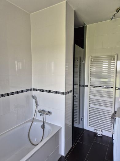 High up on the 5th floor – Super central with extras in Karlsfeld – Dusche im Elternbad