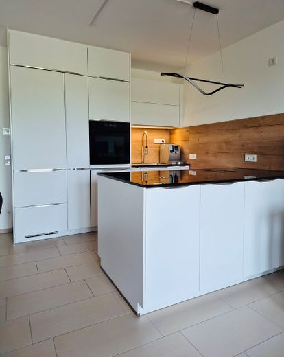 Provisionsfrei: Premium 2-Zimmer Wohnung mit Designküche & Südbalkon – Wohnküche mit Kücheninsel