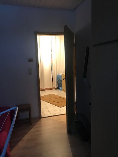 Biete Helle 2 Zimmer Wohnung von Privat in ruhige Lage in Tännesberg mit Terrasse,Grillgarten Mitbenutzung und Stellplatz sowie Keller. Wohnung sehr gut geteilt und Vollmöbliert.70000€ vhb. 015111378015 – Foto 3