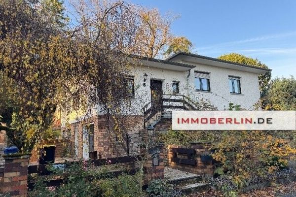 IMMOBERLIN.DE - Doğayla iç içe konumda potansiyelli, garajlı ve ek yapılı sempatik bungalov