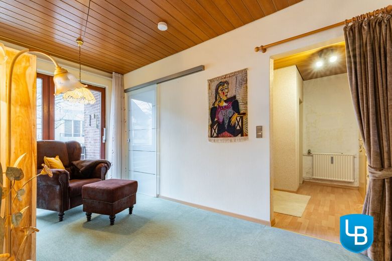 Die moderne Glastür führt zur 