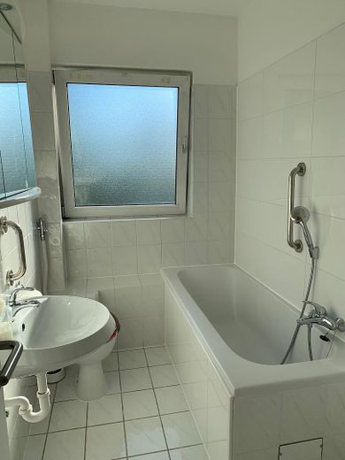 Schöne helle 2,5-Zimmerwohnung mit neuem Tageslichtduschbad und Süd-Westbalkon – Badezimmer