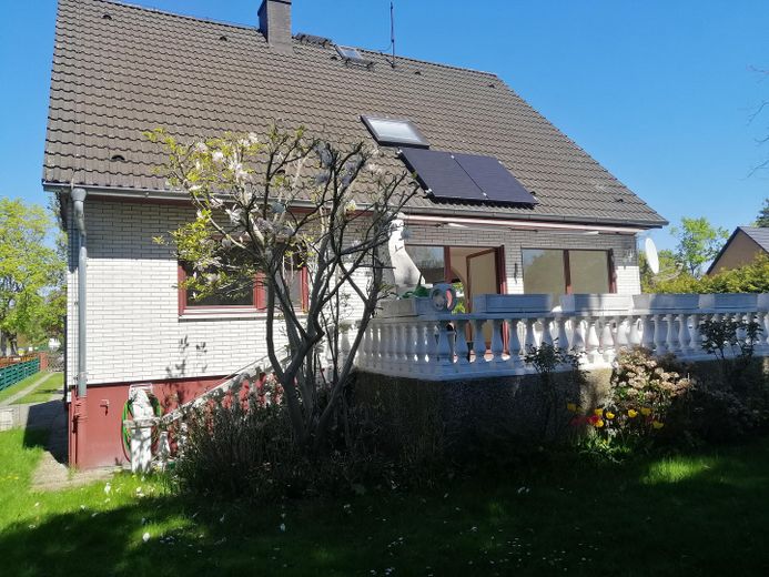 RESERVIERT Einfamilienhaus Massivhaus Einliegerwohnung ruhige Wohnlage Keller Garten – Haus Südansicht