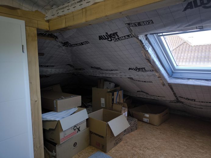 Dachgeschoss mit Fenstern 