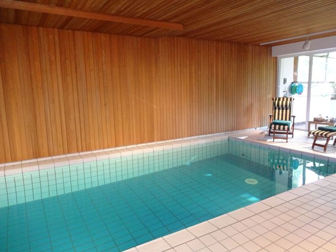 Innenpool mit Terrasse