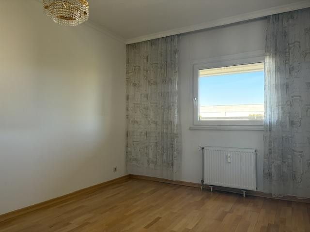 Lichtdurchflutete 2,5-Zimmer-Wohnung mit Südbalkon und Weitblick – Das Schlafzimmer 