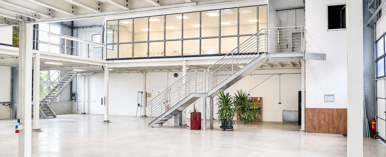 Eigenständige, hochwertige Gewerbeeinheit mit Halle, Büros & Galerie – direkt an der B12 – 5_Halle_Treppenaufgang und Sem