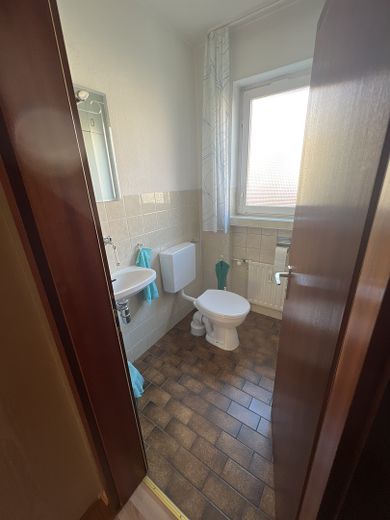 2,5 Zi-Wohnung Hochparterre mit Nord und Süd Balkon in ruhiger Lage, Tiefgarage, geringe Nebenkosten – WC