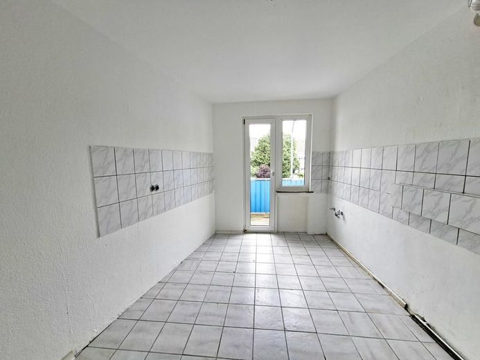 CITYHOUSE: Zentrale 3 Zimmer Wohnung in der Südstadt mit zwei Balkonen, Keller und separater Garage – Küche mit Zugang zum Balkon