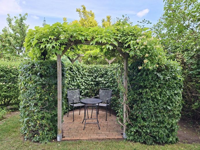 Merkezi ve sakin konumda geniş müstakil ev – separater Sitzplatz im Garten