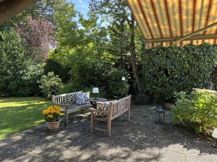 Beaucoup d’espace pour vos projets et rêves, spacieuse maison individuelle avec appartement indépendant à Cologne-Hahnwald – Terrasse mit Garten
