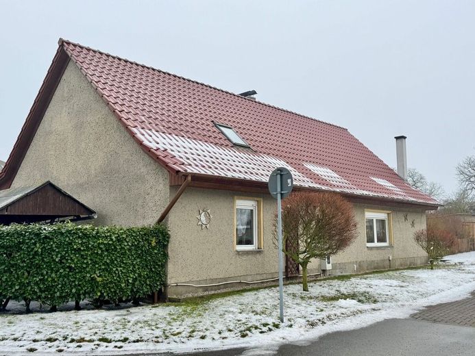HORN IMMOBILIEN ++ freistehendes Einfamilienhaus in Pasenow bei Woldegk – Hausansicht