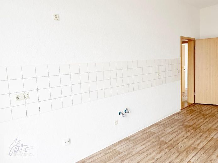 ***EXKLUSIVE 2-RAUM-ALTBAUWOHNUNG MIT STUCKDECKEN &amp; " BALKONEN *** Wohnen im Herzen von Alt-Riesa – Küche mit Blick Richtung Flurbereich