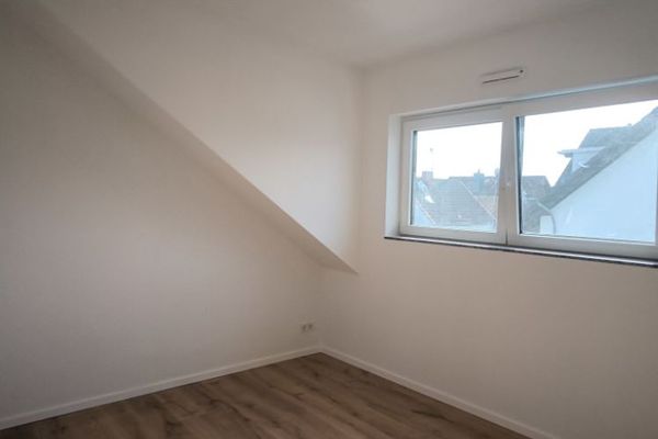 Exklusive 3-Zimmer-Dachgeschosswohnung, moderne Einbauküche und großem Balkon