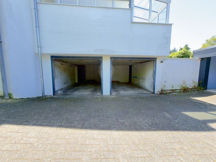 Wohnen &amp; Rendite in einer Hand · 3 - 5 Wohneinheiten · Wintergarten &amp; Traumgarten – Blick in die Garagen