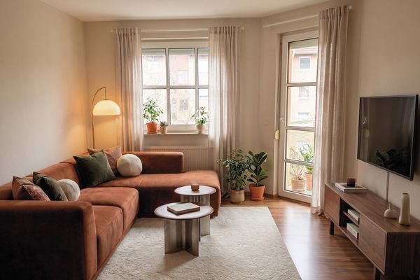 Light-filled 2-room apartment with south-facing balcony – partly furnished, 3rd floor with elevator in Gostenhof