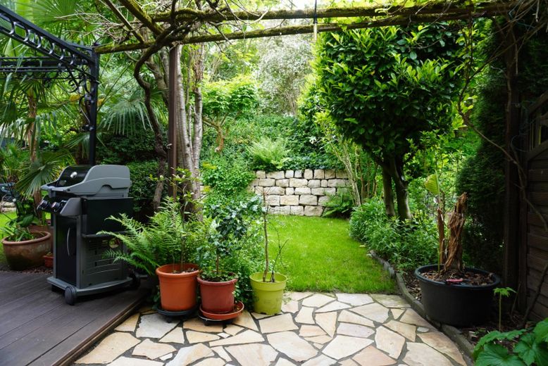 Reihenhaus, mit Doppelgarage, PV-Anlage, Speicher – Ansicht Weg zum Garten