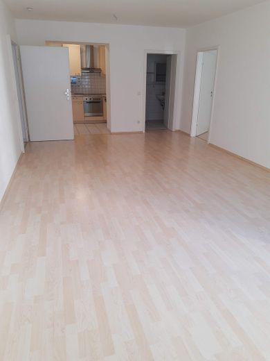 2 Zimmerwohnung in Stadtmitte, mit Loggiabalkon, Aufzug, Einbauküche, neu zu vermieten – Wohnzimmer Blick zur Küche