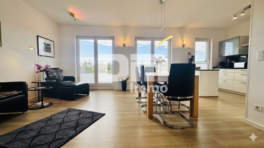 Exklusives Penthouse-Juwel mit 360 Grad Panorama-Dachterrasse in Baunatal-Großenritte – Wohn / Essbereich / Offene Küche mit EBK