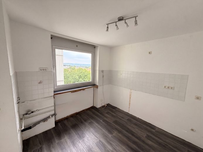 Lichtdurchflutete 3 Zimmer Wohnung mit eigenem Tiefgaragenstellplatz zu verkaufen – Küche
