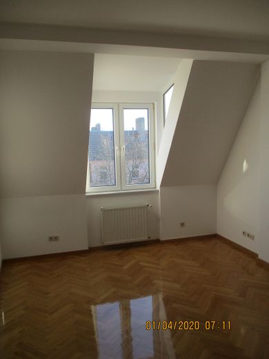 Wunderschöne 4-Raum Dachgeschoß-Altbauwohnung im beliebten Friedrichshain – Zimmer mitte