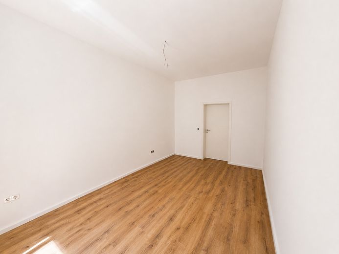 Kernsanierte 4-Zimmer-Wohnung mit moderner Einbauküche in zentraler Lage – Durchgangszimmer